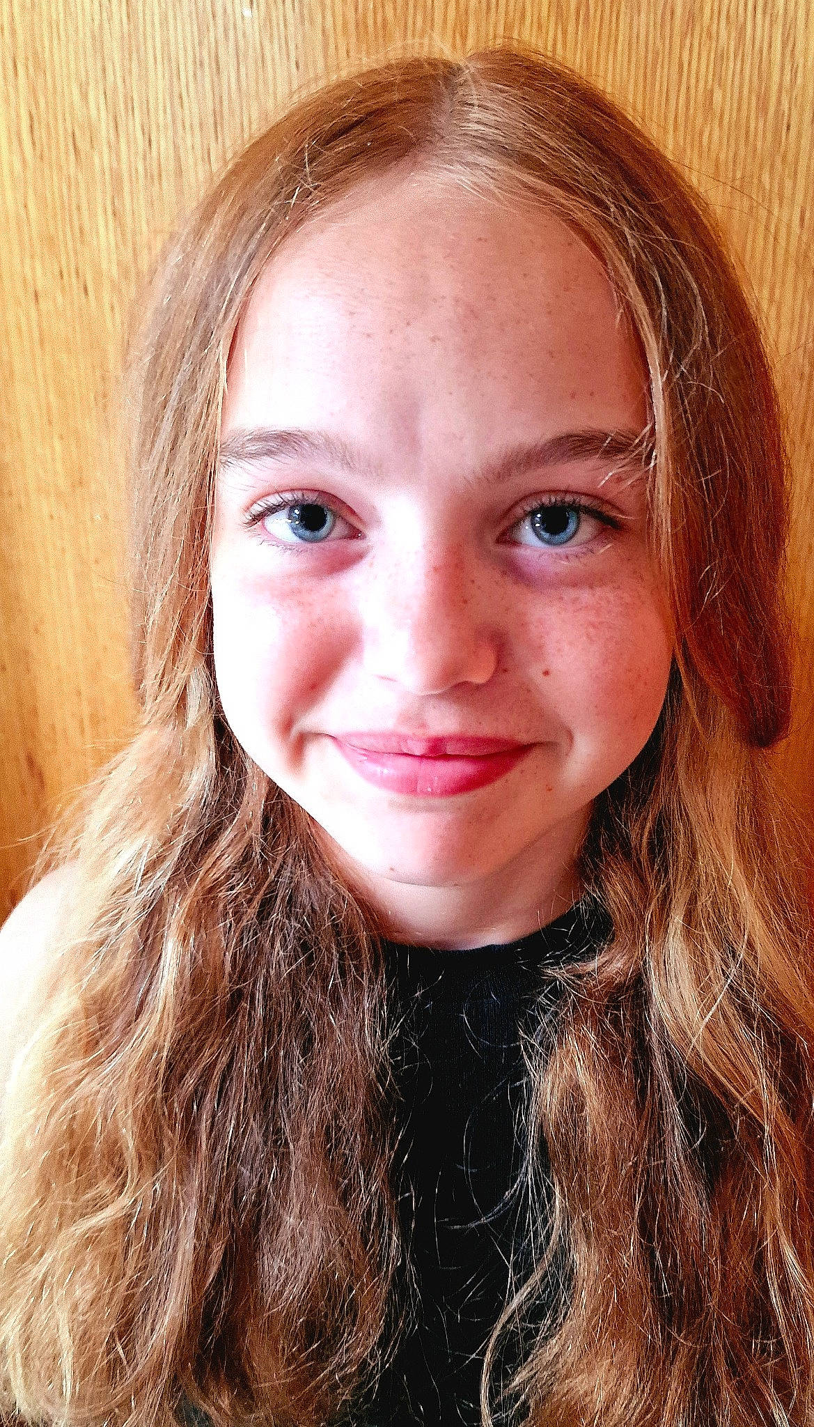 Elona a rejoint le concours — aidez-le/la à gagner de superbes lots ! cheek, chin, eye, eyebrow, eyelash, flash_photography, forehead, happy, head, iris, jaw, joy, layered_hair, lip, liver, long_hair, mouth, nose, person, skin