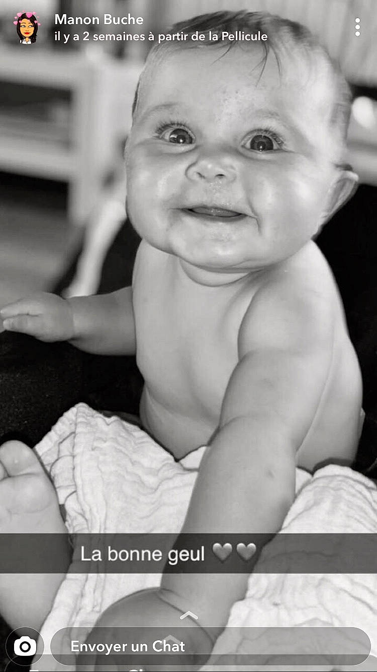 Lynna a rejoint le concours — aidez-le/la à gagner de superbes lots ! baby, black, black_and_white, cheek, child, eye, face, facial_expression, happy, head, laugh, monochrome, monochrome_photography, person, photograph, photography, sitting, skin, smile, toddler