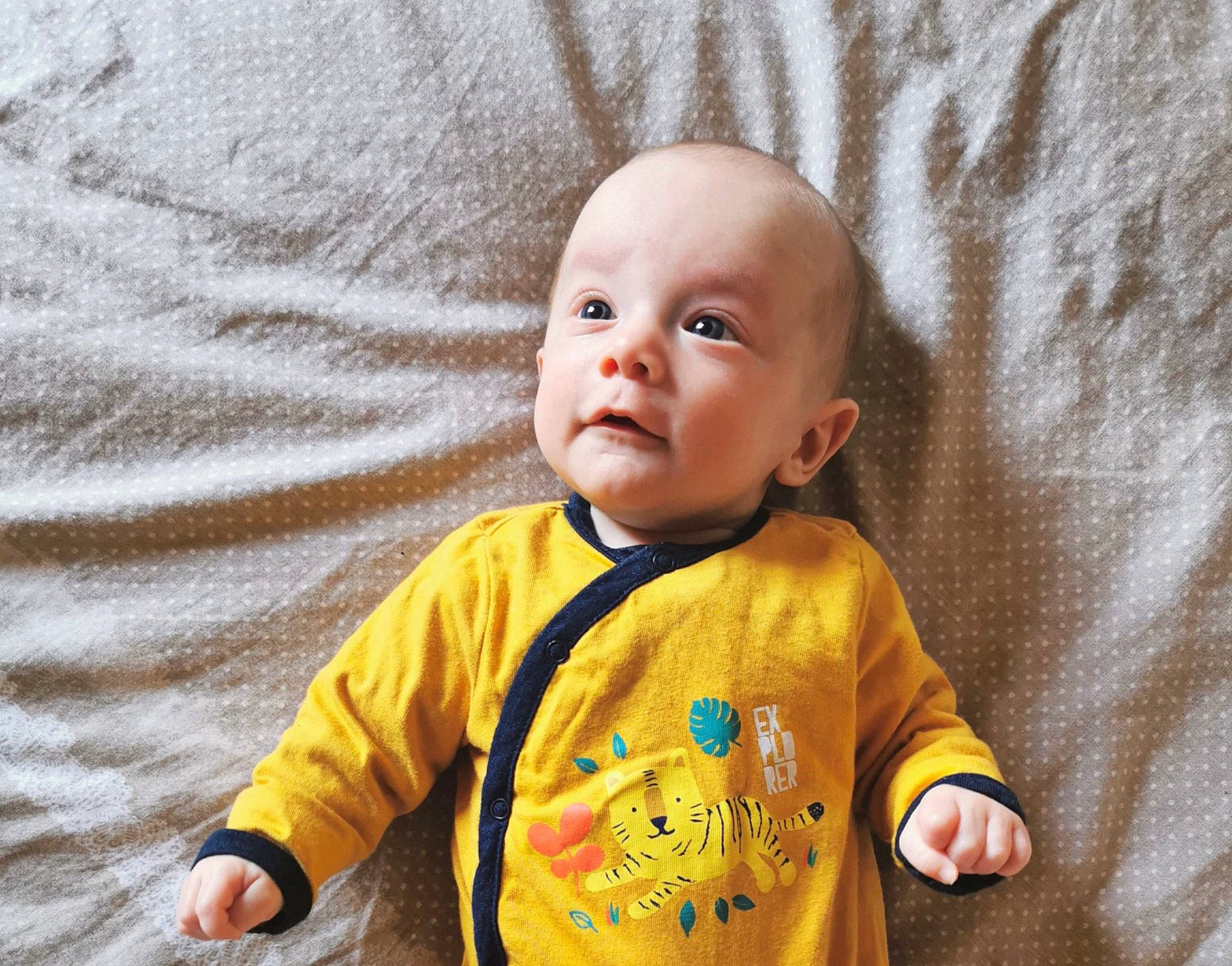 César participe au concours pour gagner de l'argent avec cette photo : baby, baby_toddler_clothing, cheek, child, comfort, eye, facial_expression, flooring, gesture, grass, happy, nose, outerwear, person, sitting, skin, sleeve, t_shirt, textile, toddler