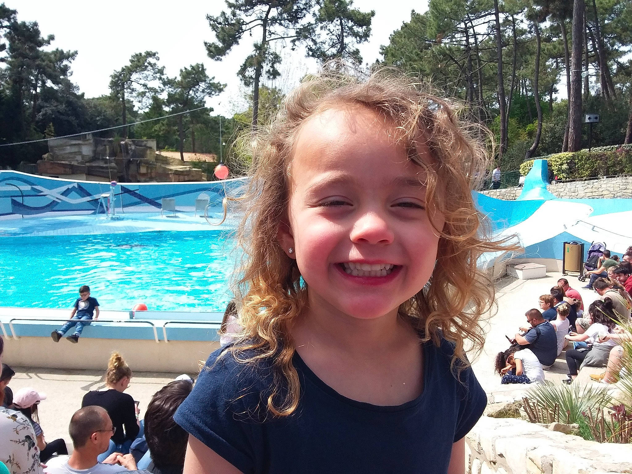 Ellie participe au concours pour gagner de l'argent avec cette photo : amusement_park, child, face, facial_expression, fun, happy, head, joy, leisure, park, person, recreation, smile, summer, swimming_pool, tourism, travel, tree, vacation, water