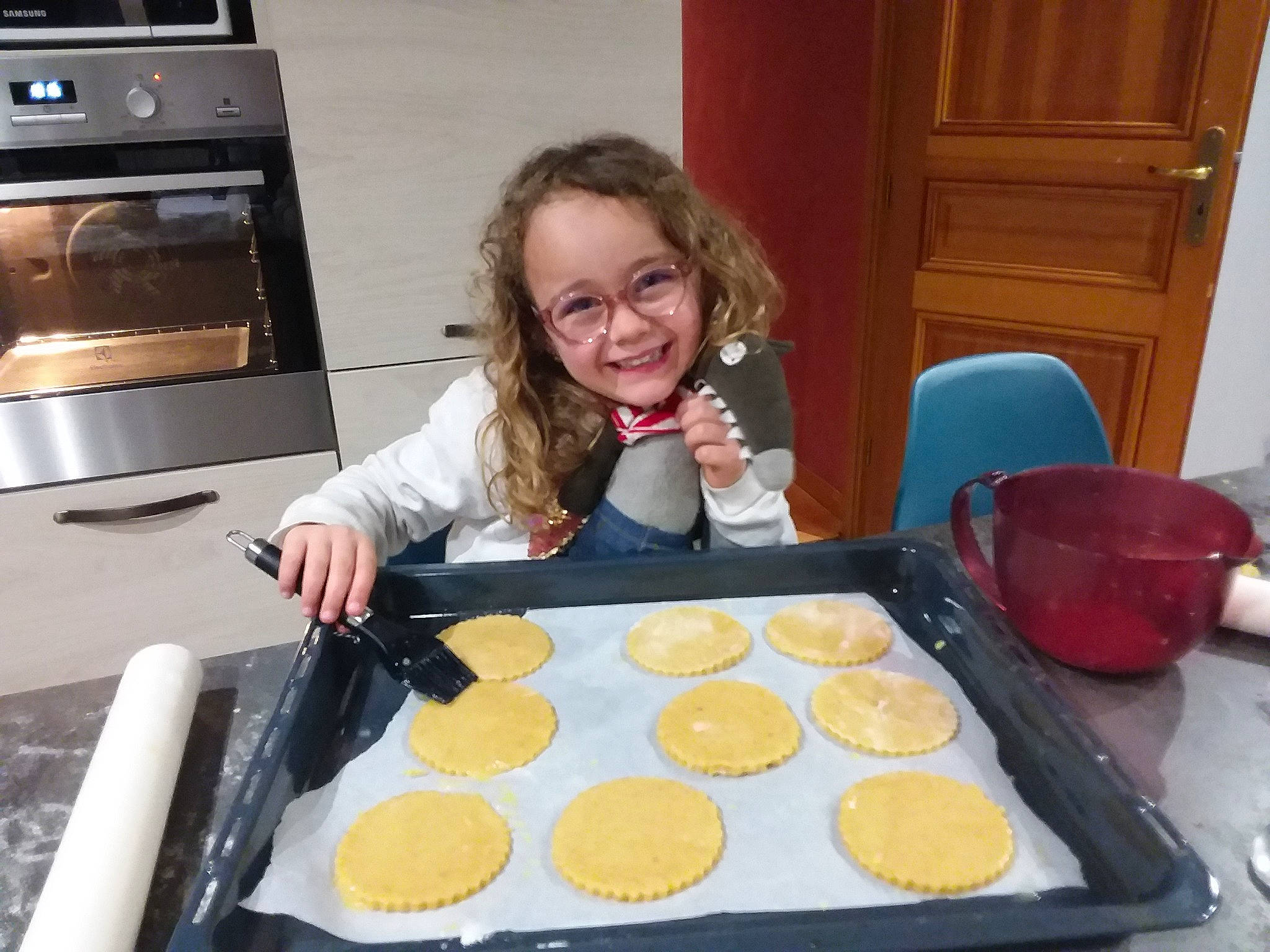 Ellie a rejoint le concours — aidez-le/la à gagner de superbes lots ! baked_goods, baking, breakfast, cooking, cookware_and_bakeware, cuisine, dish, food, ingredient, joy, kitchen_appliance, meal, person, sheet_pan, snack