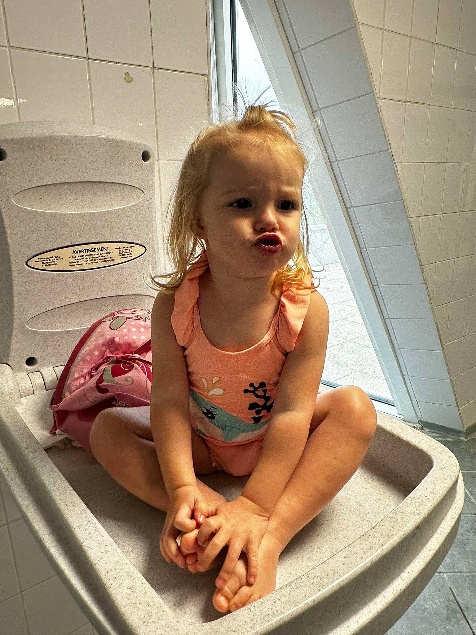 Ysaline a rejoint le concours — aidez-le/la à gagner de superbes lots ! baby, baby_toddler_clothing, barefoot, bathing, blond, child, dress, finger, flooring, foot, fun, happy, human_leg, knee, person, shoulder, sitting, thigh, thumb, toddler