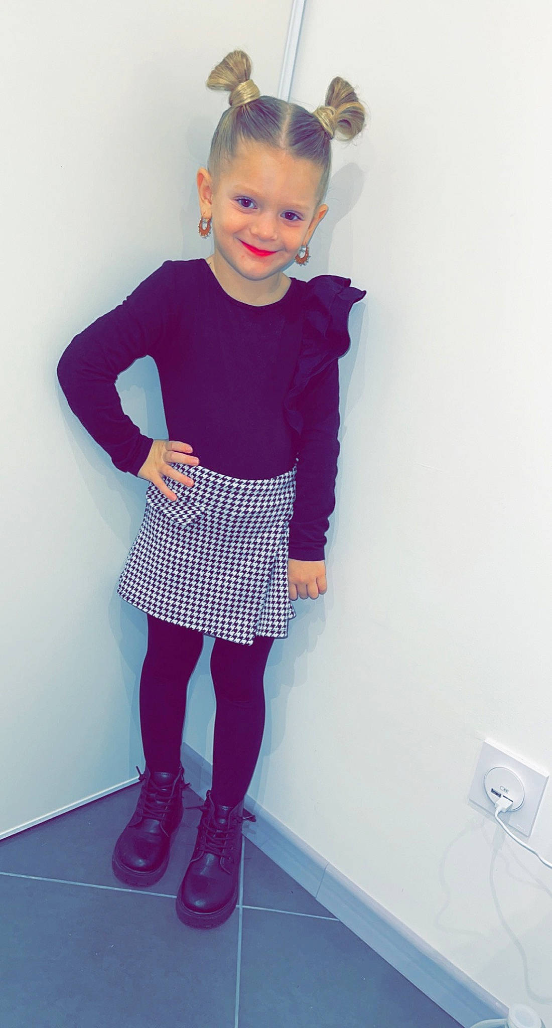 Kaïly participe au concours pour gagner de l'argent avec cette photo : baby_toddler_clothing, clothing, dress_shirt, face, fashion, joint, joy, knee, neck, outerwear, person, pink, purple, shoulder, sleeve, smile, standing, tartan, textile, thigh