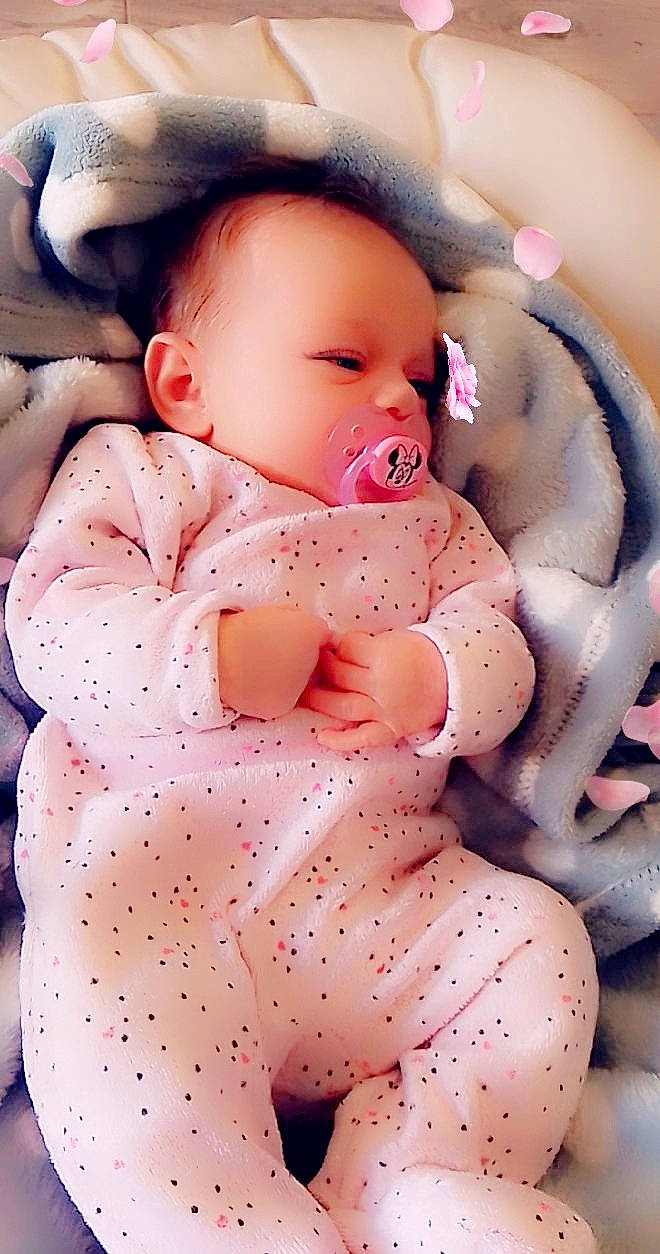 ïlanna participe au concours pour gagner de l'argent avec cette photo : baby, birth, cheek, child, lip, mouth, nose, person, pink, skin, toddler