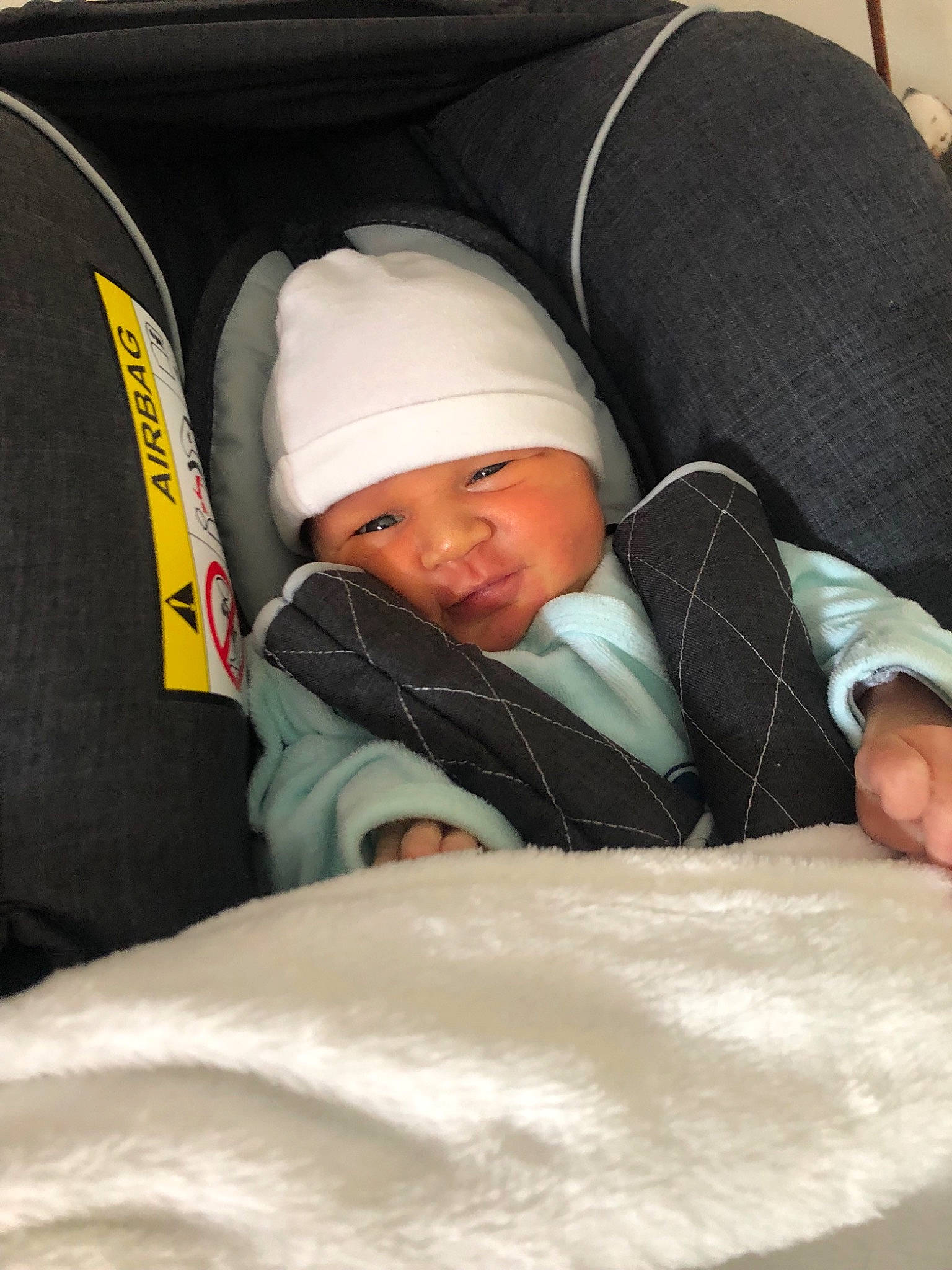 Ezékiel a rejoint le concours — aidez-le/la à gagner de superbes lots ! baby, child, comfort, headwear, person, sleep