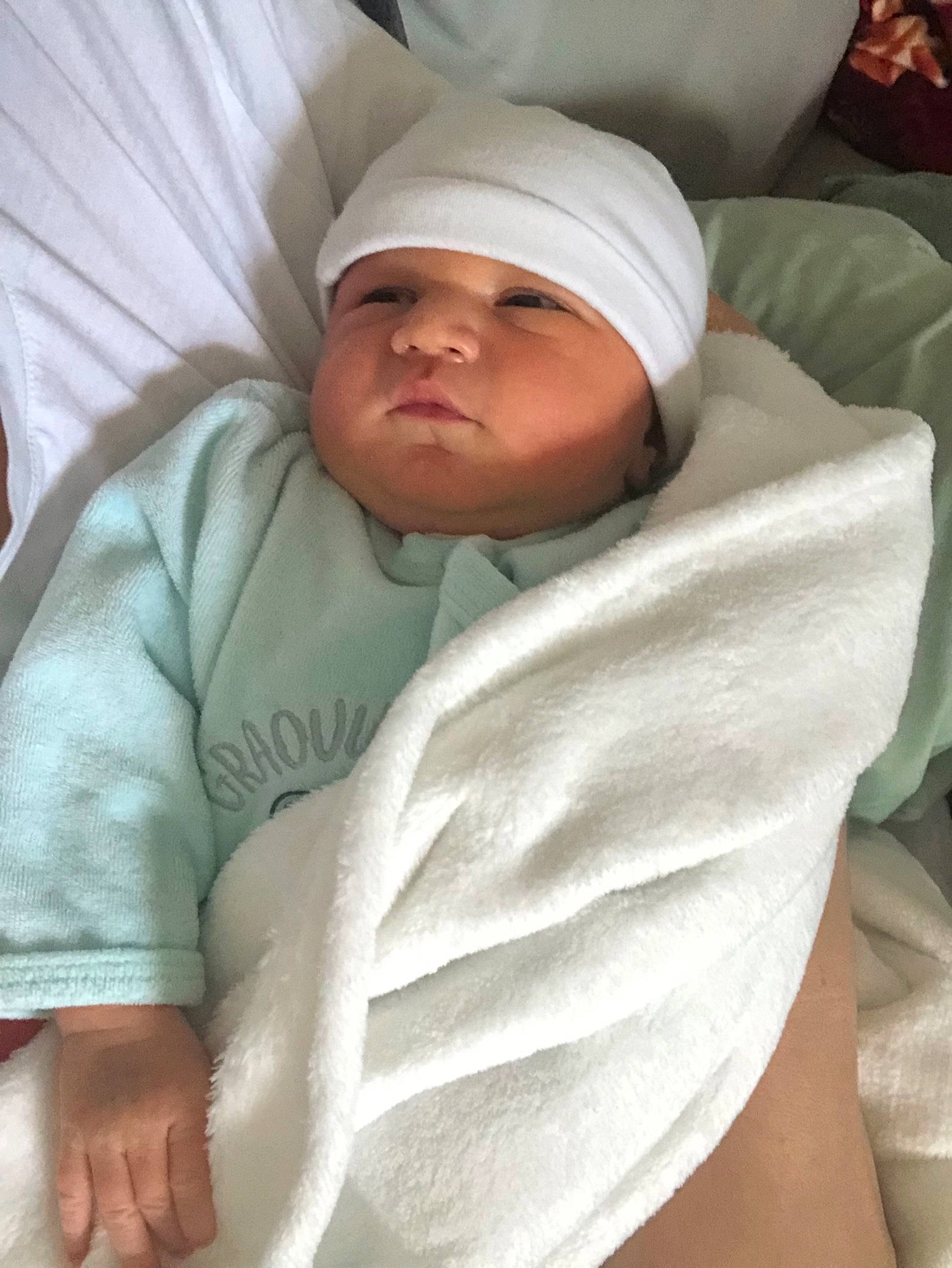 Ezékiel participe au concours pour gagner de l'argent avec cette photo : baby, child, headgear, headwear, linens, person