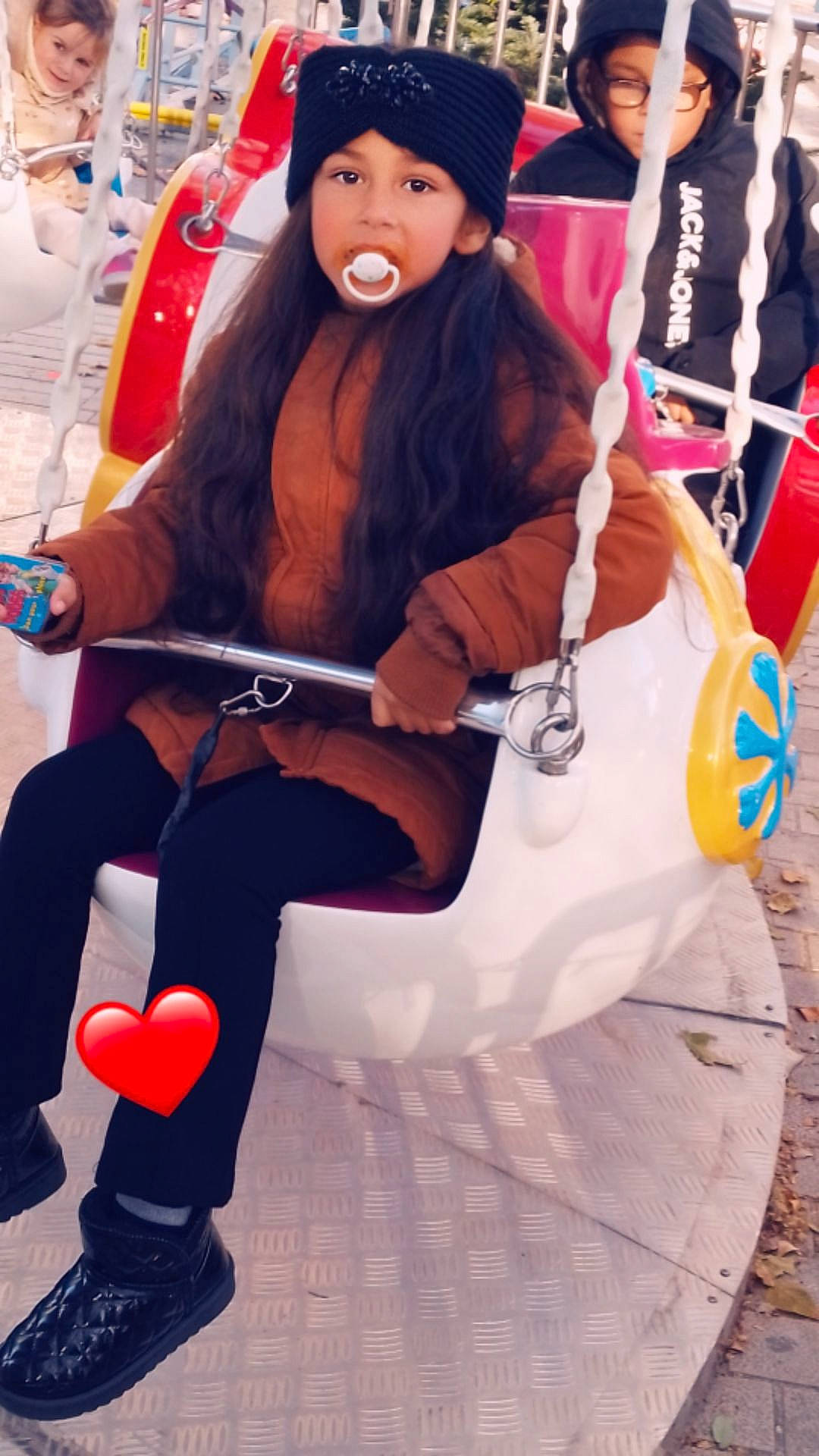 Thana participe au concours pour gagner de l'argent avec cette photo : animation, boot, cool, costume, event, eyewear, fictional_character, fun, fur, hairstyle, hat, headwear, human_leg, joy, knee, leisure, long_hair, person, recreation, sitting