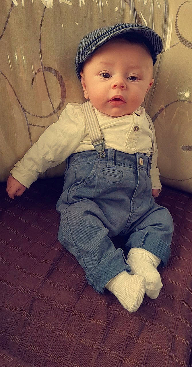 Djulio participe au concours pour gagner de l'argent avec cette photo : baby_toddler_clothing, cheek, chin, comfort, cool, dress_shirt, eye, face, facial_expression, flash_photography, hairstyle, happy, head, headwear, iris, leg, nose, person, shoulder, skin