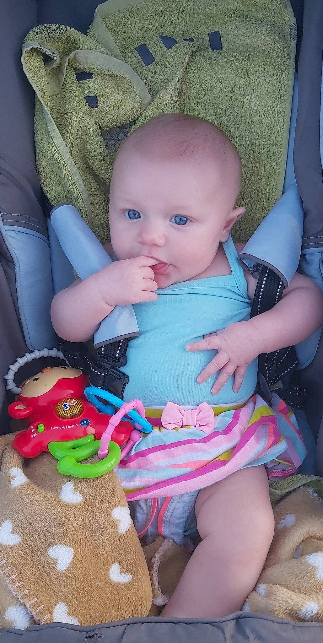 Elya participe au concours pour gagner de l'argent avec cette photo : arm, baby, baby_carriage, baby_products, baby_toddler_clothing, cheek, child, comfort, finger, iris, lap, nail, organ, people, person, pink, sitting, skin, textile, thumb