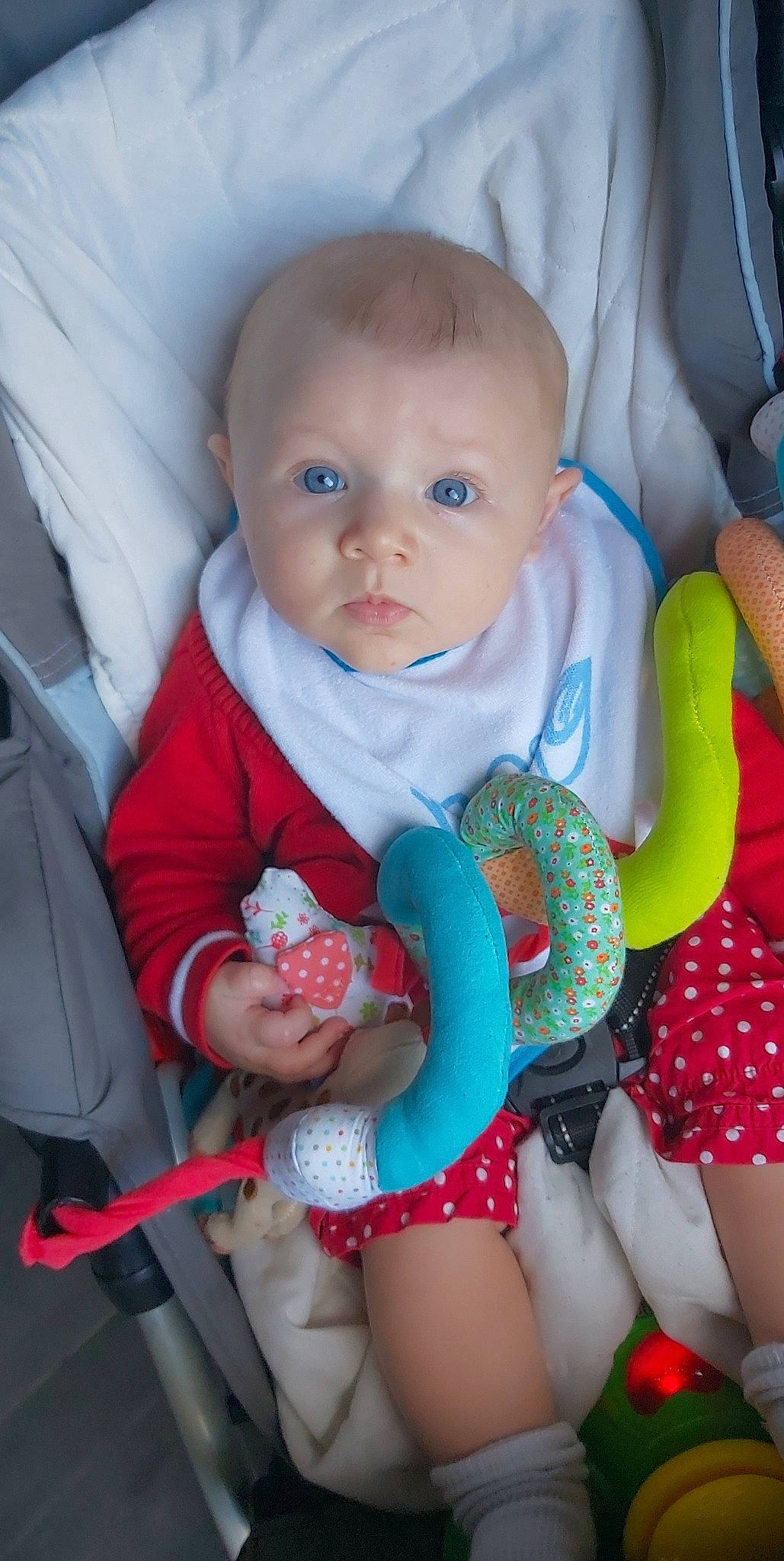 Elya a rejoint le concours — aidez-le/la à gagner de superbes lots ! baby, baby_toddler_clothing, cheek, eye, face, facial_expression, finger, happy, head, human, human_body, iris, mouth, organ, person, pink, product, skin, sleeve, toddler