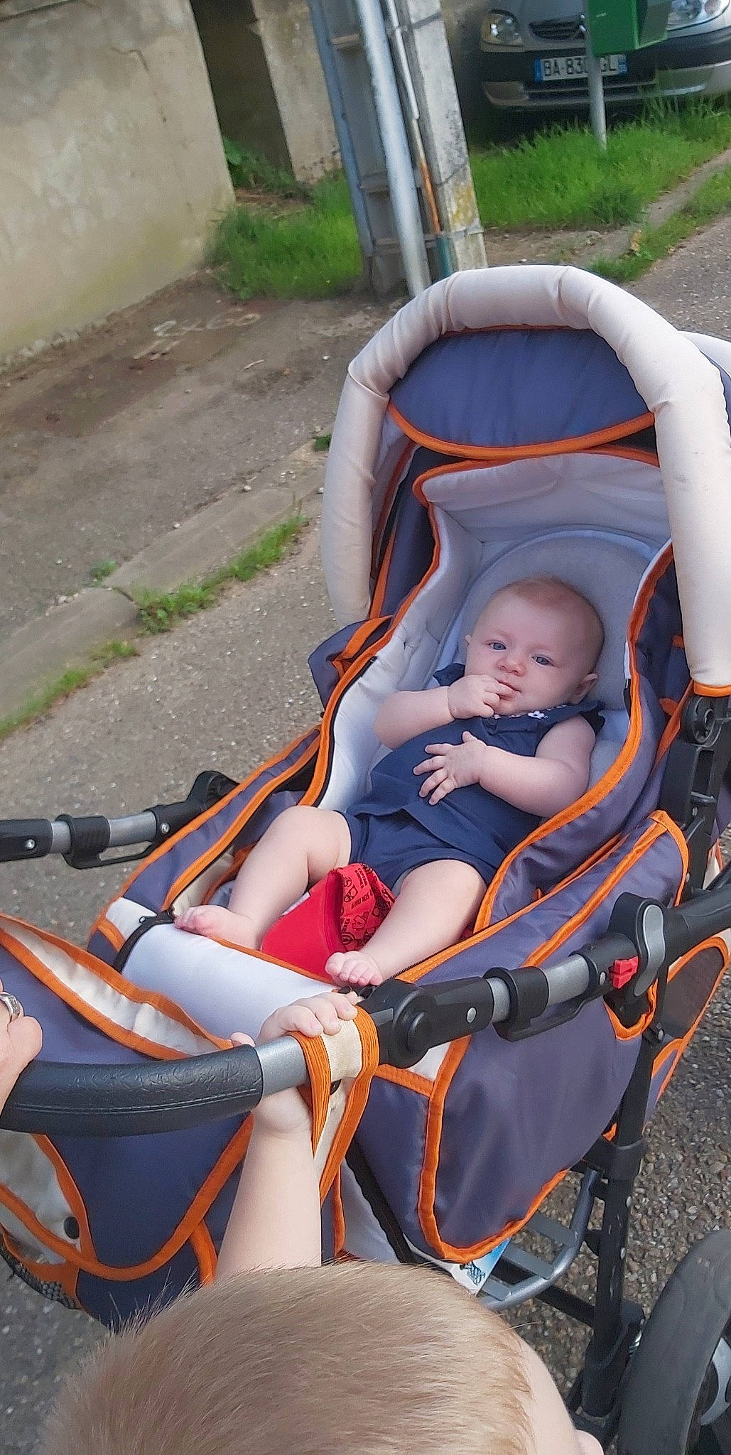 Elya a rejoint le concours — aidez-le/la à gagner de superbes lots ! baby, baby_carriage, baby_products, baby_toddler_clothing, child, comfort, eye, facial_expression, fun, grass, head, human_body, leisure, person, plant, recreation, sitting, tire, toddler, vertebrate