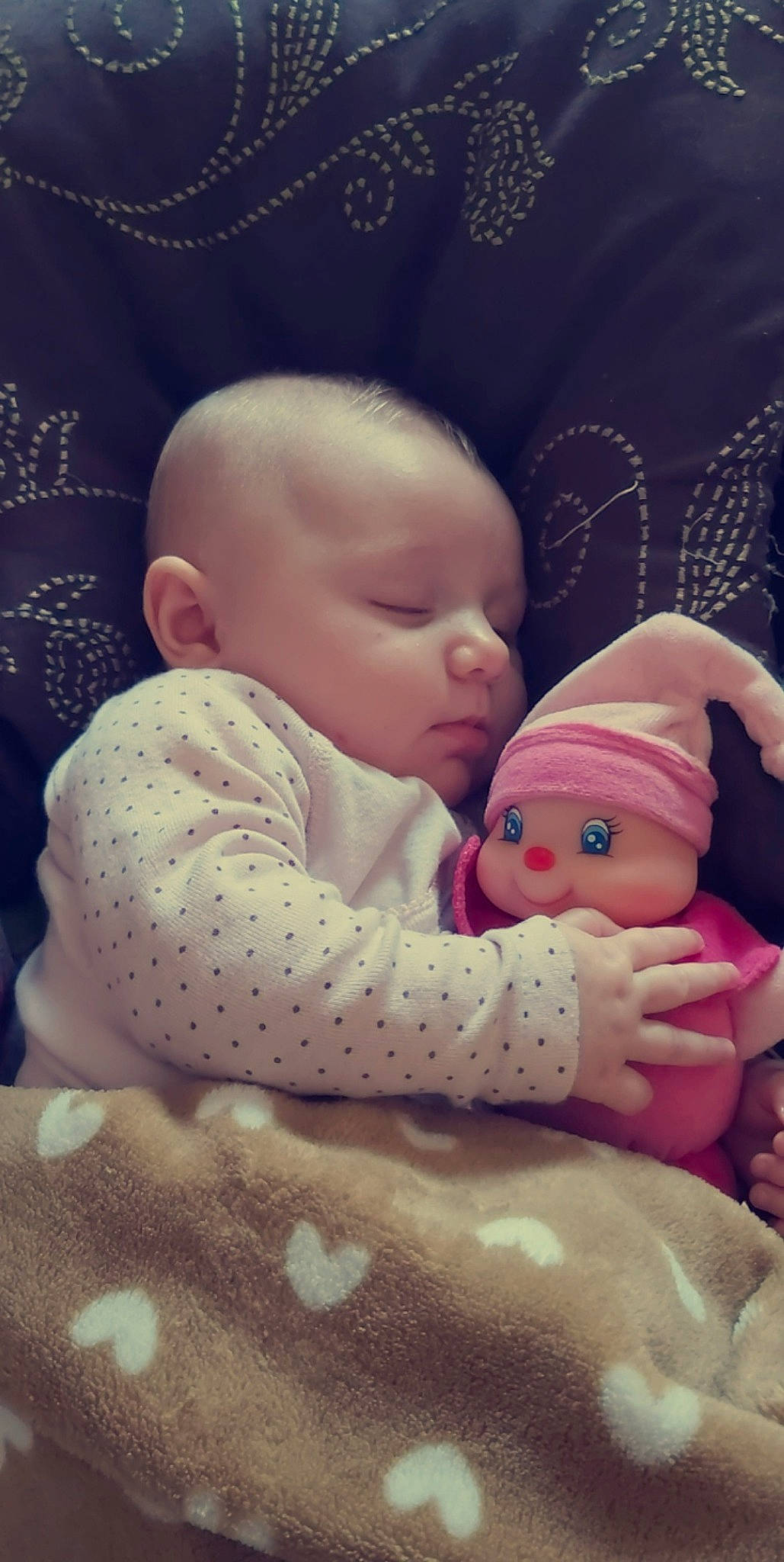 Elya a rejoint le concours — aidez-le/la à gagner de superbes lots ! baby, baby_sleeping, baby_toddler_clothing, cheek, child, chin, comfort, finger, gesture, hand, happy, iris, linens, lip, mouth, nose, person, product, skin, sleeve