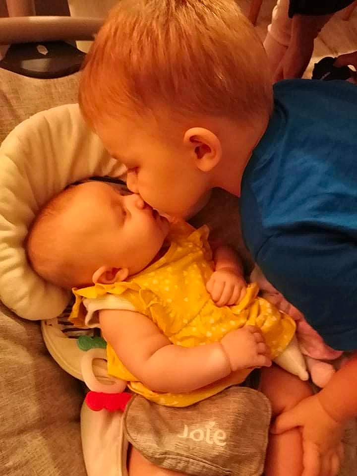 Elya participe au concours pour gagner de l'argent avec cette photo : baby, cheek, chin, comfort, ear, eye, facial_expression, finger, gesture, hair, hand, happy, head, human_body, interaction, iris, mouth, neck, nose, person