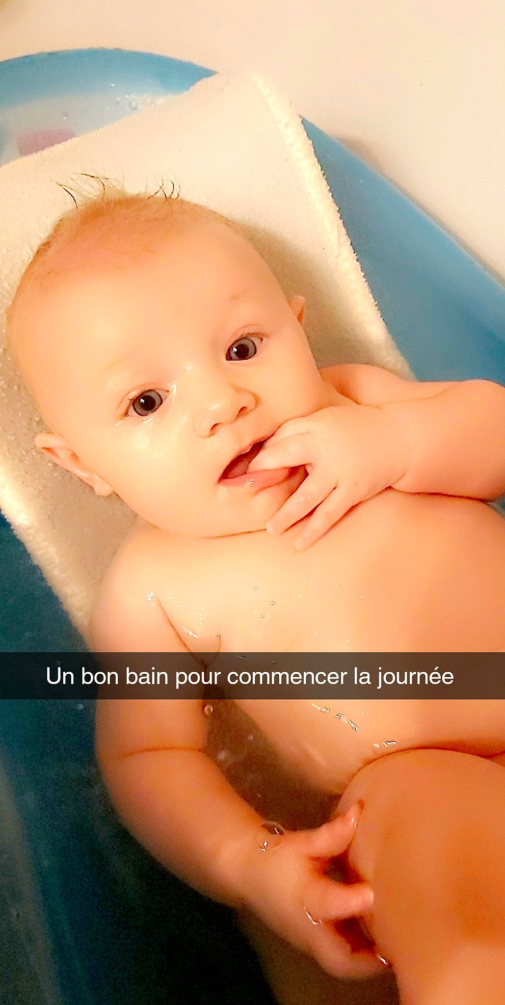 Elya a rejoint le concours — aidez-le/la à gagner de superbes lots ! baby, cheek, chest, eye, eyebrow, eyelash, gesture, hair, head, human_body, iris, joint, leg, lip, mouth, neck, nose, organ, person, skin