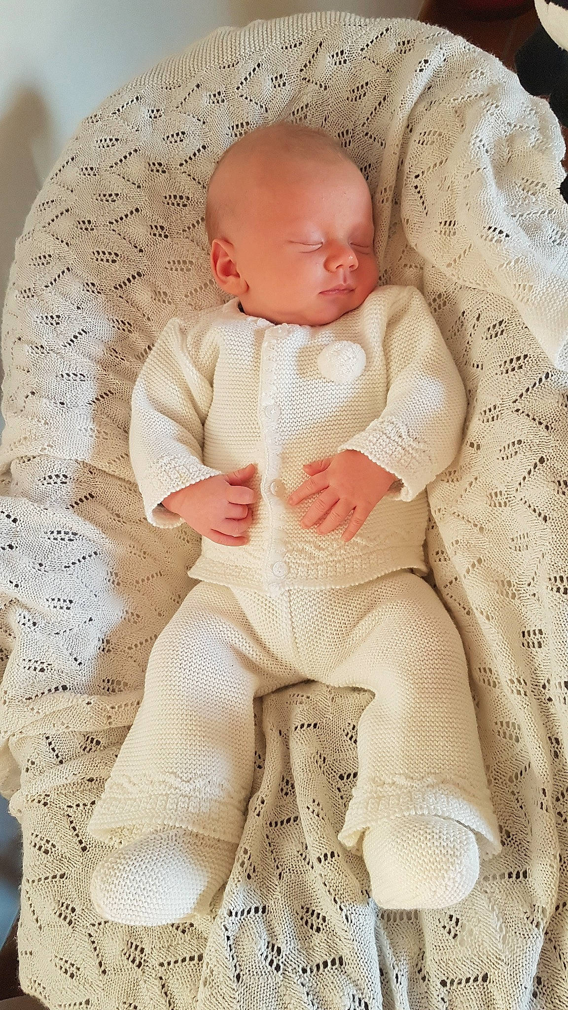 Arsène participe au concours pour gagner de l'argent avec cette photo : baby, baby_sleeping, beige, blanket, cheek, child, comfort, doll, knitting, person, sleep, textile, toddler, toy