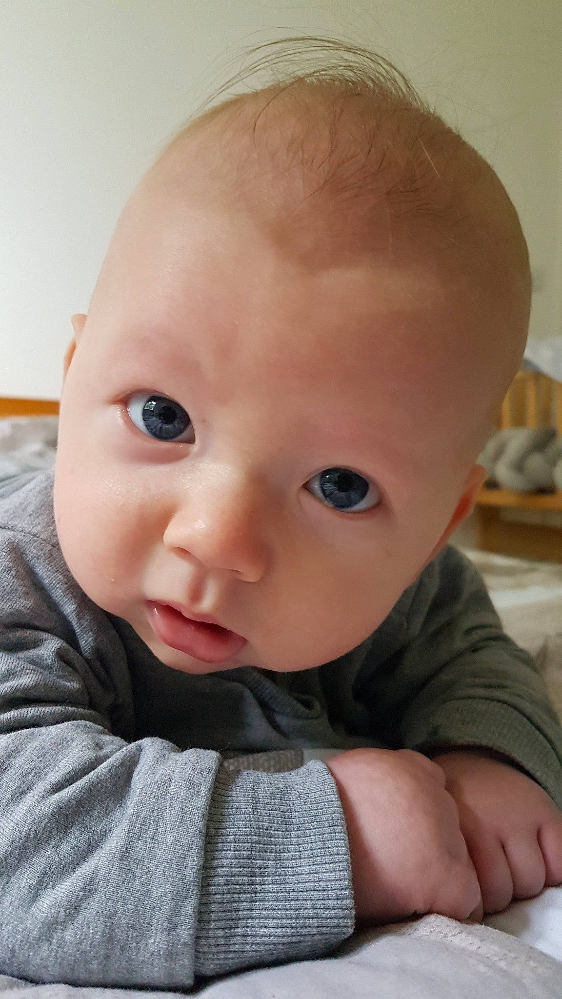 Arsène a rejoint le concours — aidez-le/la à gagner de superbes lots ! baby, cheek, child, chin, close_up, eye, eyebrow, face, finger, forehead, head, lip, mouth, nose, person, skin, toddler, tummy_time