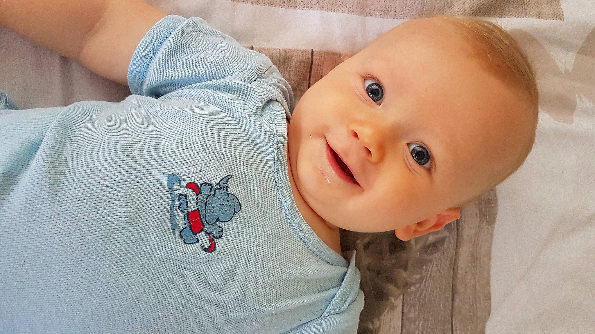 Arsène participe au concours pour gagner de l'argent avec cette photo : baby, cheek, child, chin, ear, eye, face, finger, forehead, head, lip, mouth, neck, nose, person, skin, toddler