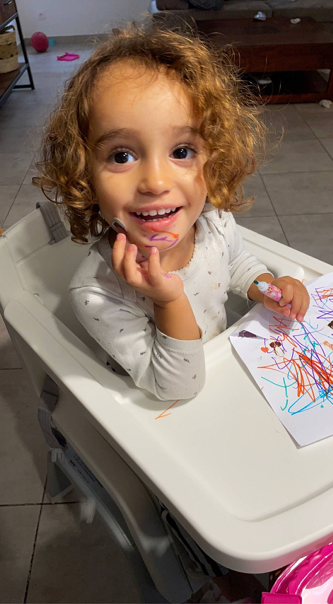 Inès participe au concours pour gagner de l'argent avec cette photo : arm, cheek, child, eye, face, facial_expression, finger, fun, hair, hairstyle, hand, happy, human_body, iris, joy, mouth, organ, person, skin, smile