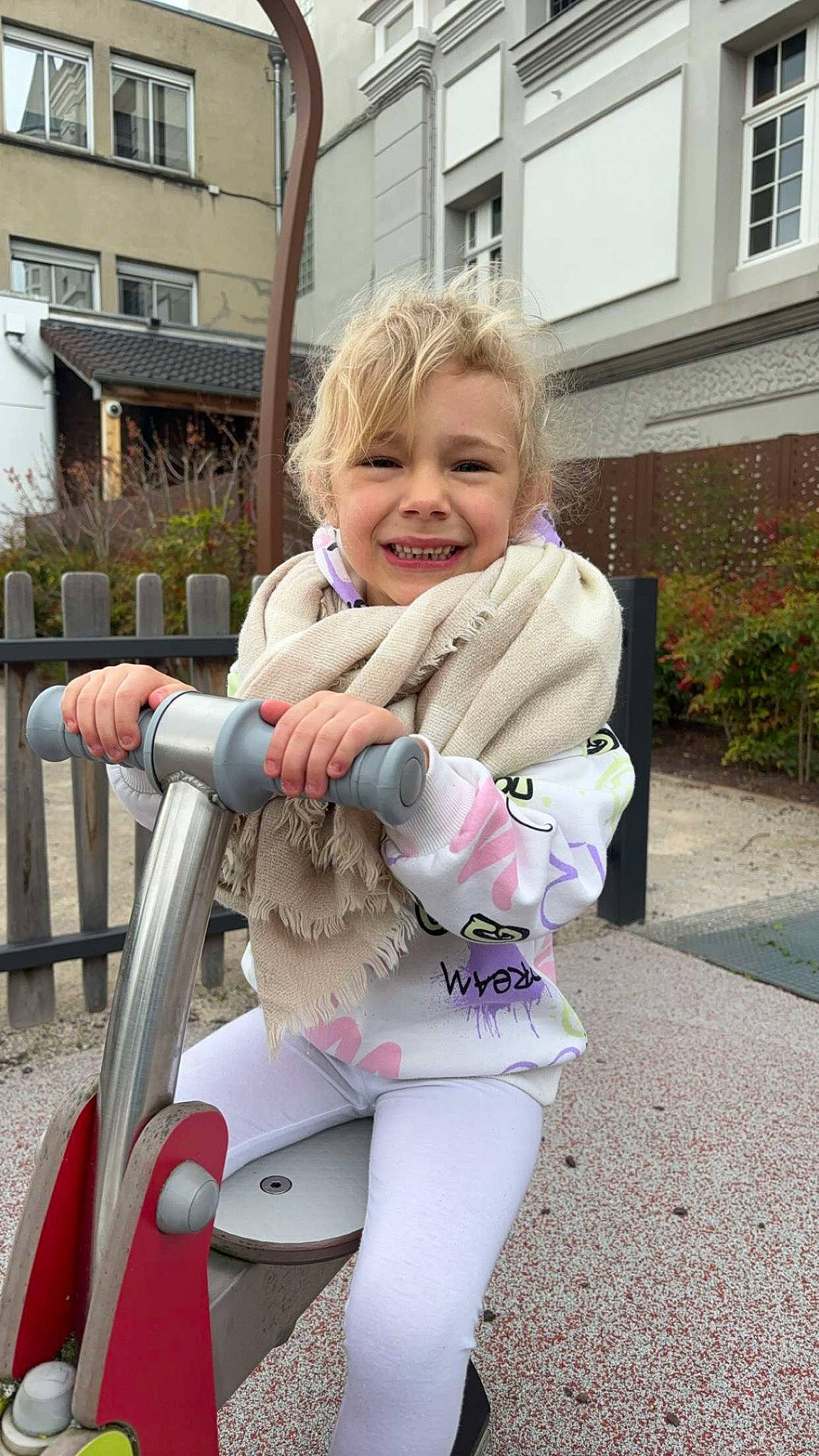 Eline participe au concours pour gagner de l'argent avec cette photo : baby, baby_carriage, baby_products, blond, fence, fun, fur, grass, happy, jacket, joy, leisure, person, personal_protective_equipment, pink, plant, recreation, sitting, sleeve, smile