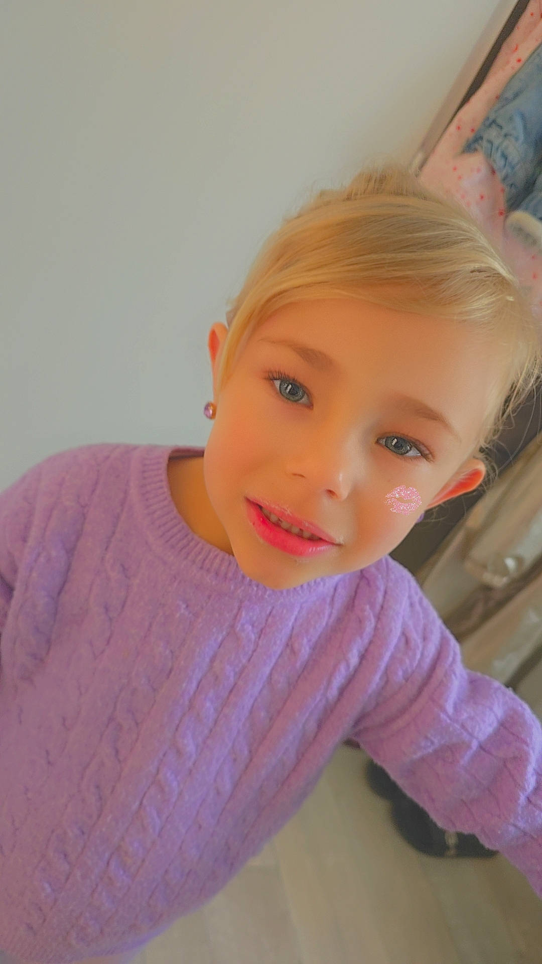 Eline a rejoint le concours — aidez-le/la à gagner de superbes lots ! baby_toddler_clothing, cheek, child, chin, eyebrow, eyelash, flooring, forehead, happy, human_body, iris, lip, nose, person, pink, shoulder, skin, sleeve, smile, t_shirt