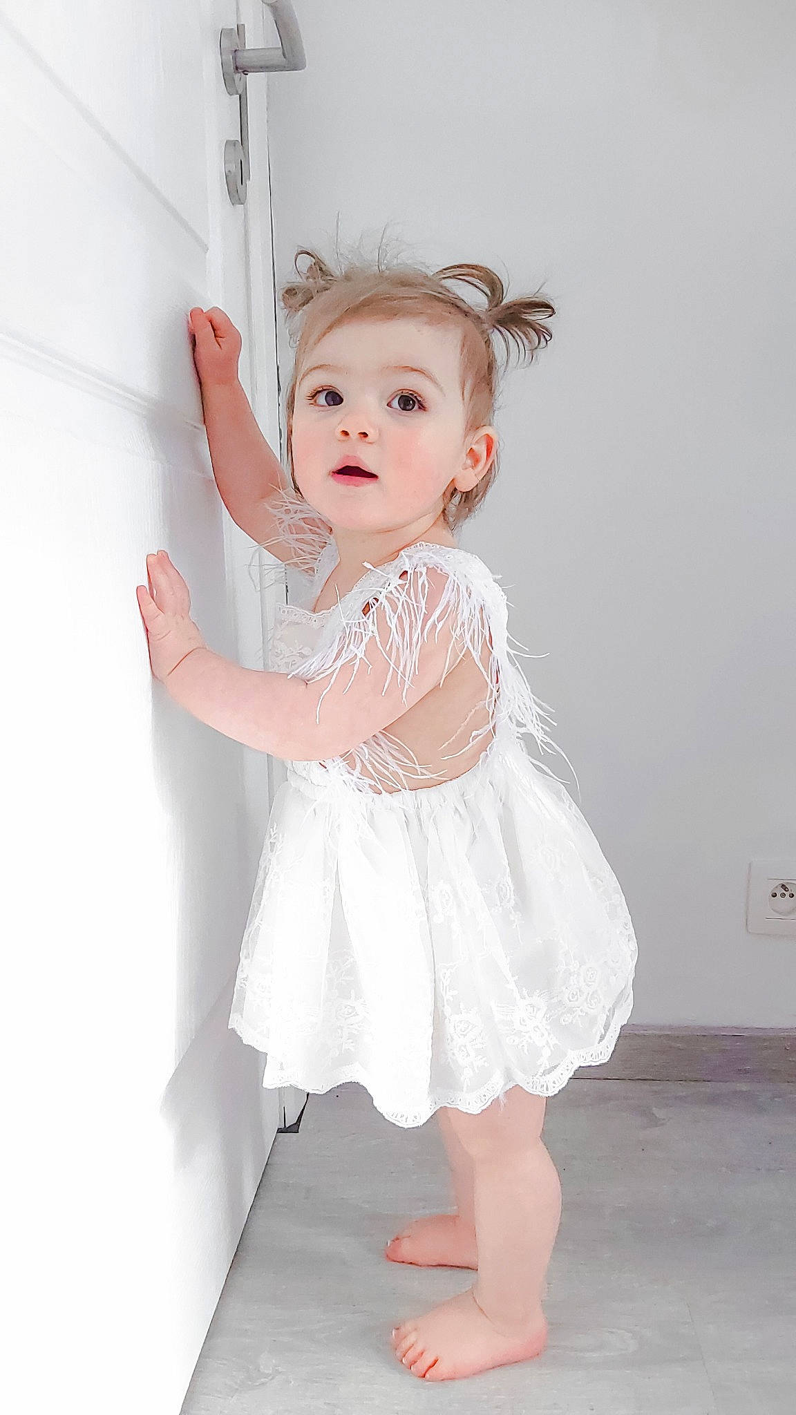 Elisa participe au concours pour gagner de l'argent avec cette photo : arm, baby_toddler_clothing, clothing, day_dress, dress, embellishment, face, flash_photography, gesture, hair, head, human_body, iris, leg, neck, one_piece_garment, person, pink, skin, sleeve