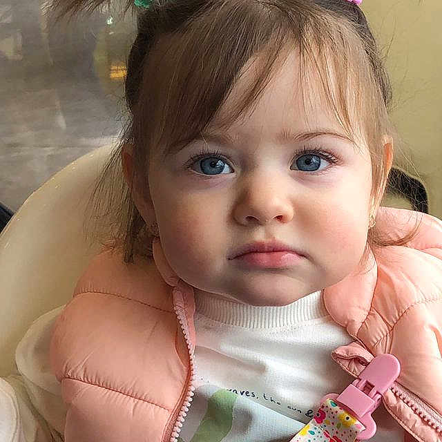 Jadou a rejoint le concours — aidez-le/la à gagner de superbes lots ! accessories, child, clothing, coat, cutlery, face, female, formalwear, frown, girl, head, jacket, jeans, pants, person, photography, portrait, sad, spoon, tie