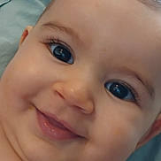 èva a rejoint le concours — aidez-le/la à gagner de superbes lots ! baby, face, smile, eyes, cheeks, skin, closeup, infant, child, happy, portrait, cute, lying_down, soft, expression, young, person, head, background, blanket