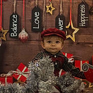 Louméo participe au concours pour gagner de l'argent avec cette photo : accessories, baby, bag, cap, christmas, christmasdecorations, christmastree, clothing, elf, face, festival, handbag, hat, head, person, photography, plant, portrait, pottedplant, sitting