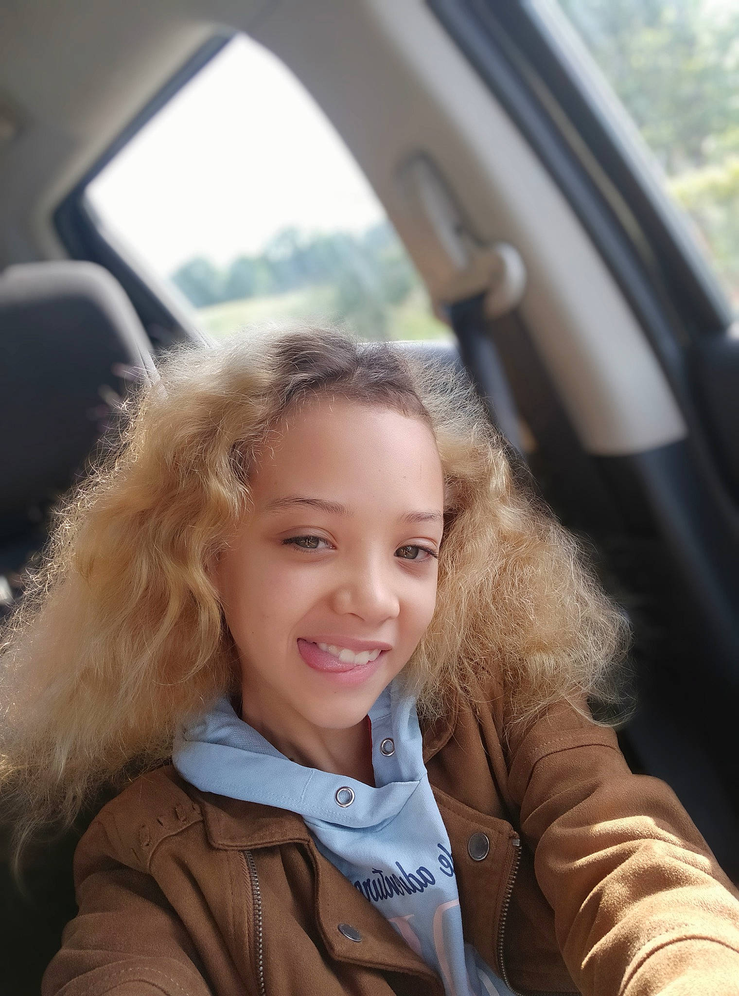 Audrey a rejoint le concours — aidez-le/la à gagner de superbes lots ! blond, car, car_seat, child, child_model, driving, face, family_car, hair, joy, long_hair, person, photography, smile, steering_wheel, vehicle