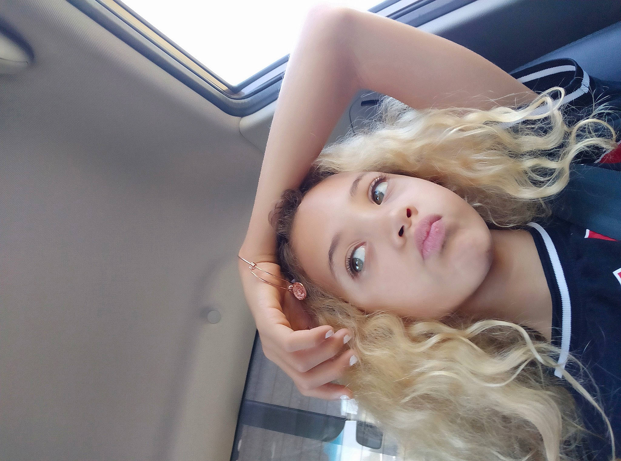 Audrey participe au concours pour gagner de l'argent avec cette photo : beauty, black_hair, blond, brown_hair, chin, eye, eyebrow, eyelash, face, fawn, hair, hair_coloring, hairstyle, head, lip, long_hair, mouth, nose, person, photography