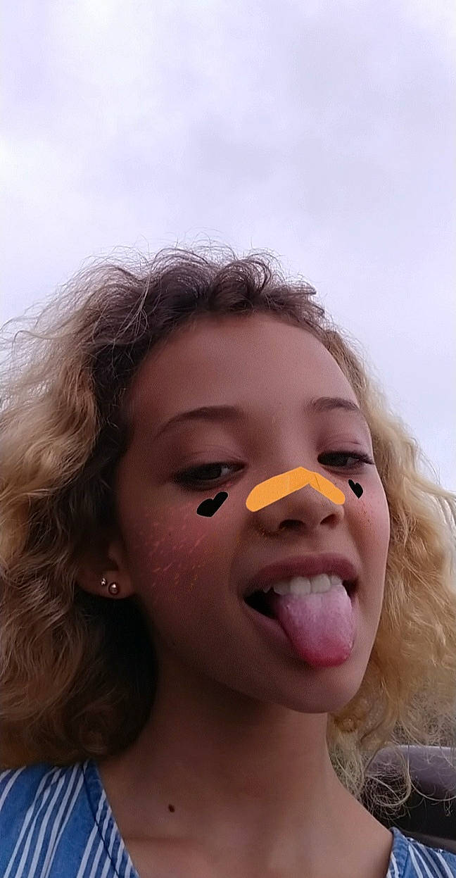 Audrey a rejoint le concours — aidez-le/la à gagner de superbes lots ! cheek, child, chin, close_up, face, facial_expression, forehead, fun, head, lip, mouth, neck, nose, person, skin, smile, tongue, tooth