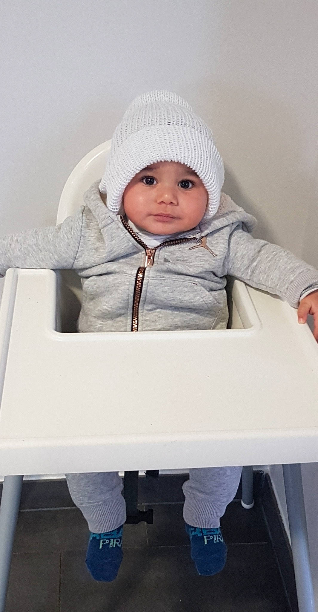 Wahib a rejoint le concours — aidez-le/la à gagner de superbes lots ! baby, child, headgear, headwear, outerwear, person, sitting, skin, smile, toddler, white