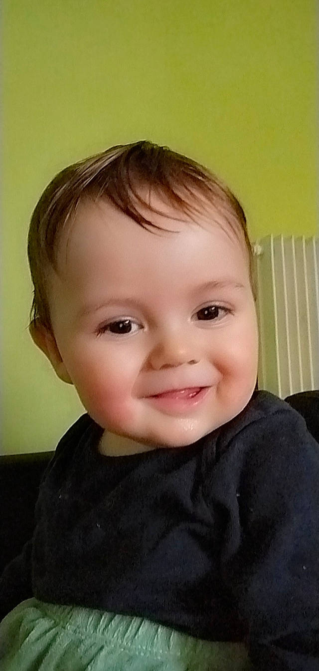 énaël participe au concours pour gagner de l'argent avec cette photo : baby, baby_toddler_clothing, cheek, child, collar, eyelash, flash_photography, fun, happy, jaw, joy, laugh, no_expression, nose, person, portrait, portrait_photography, sitting, sleeve, smile