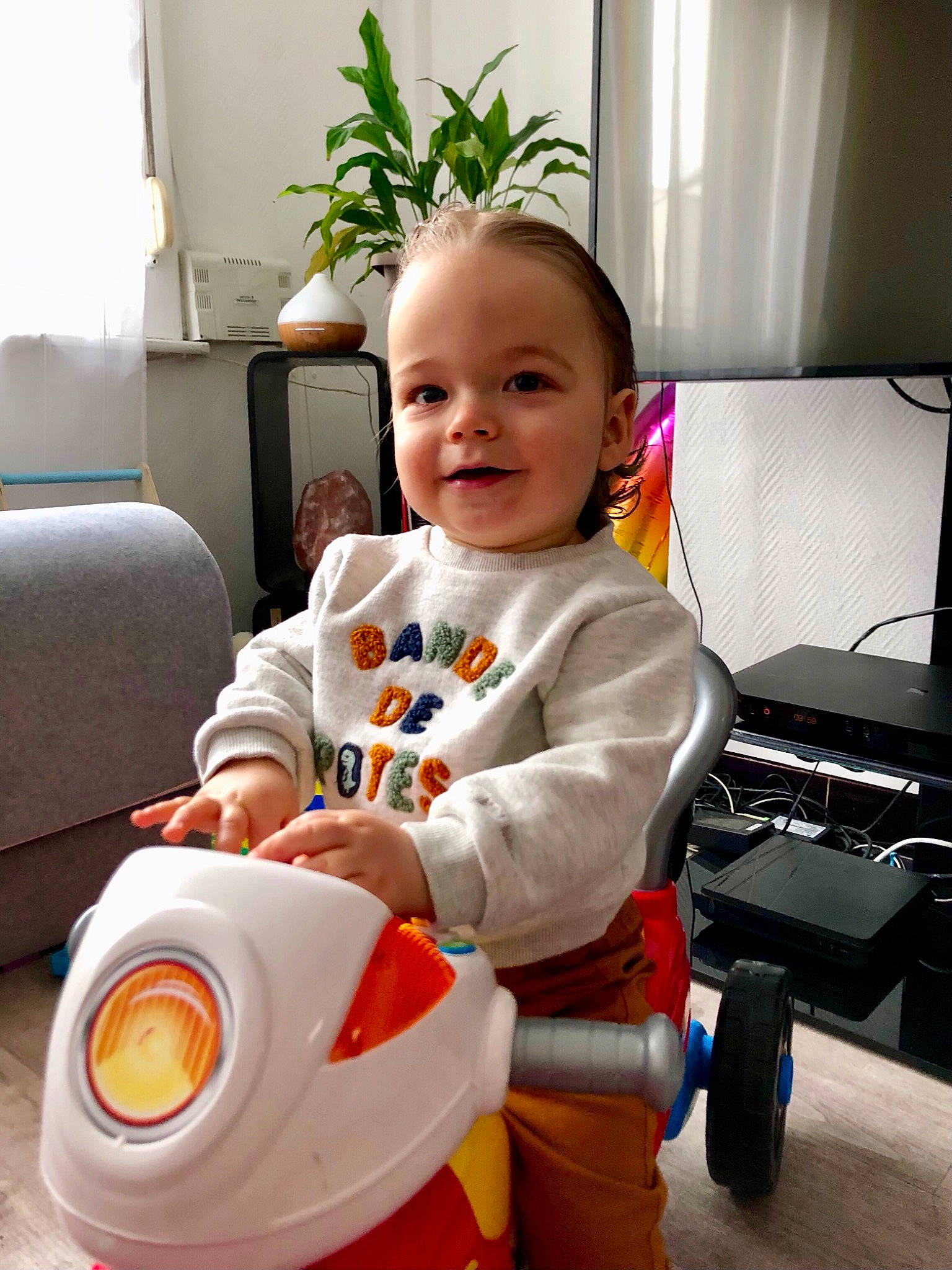 Orion participe au concours pour gagner de l'argent avec cette photo : baby, baby_toddler_clothing, child, comfort, computer_keyboard, flooring, flowerpot, happy, houseplant, input_device, joy, office_equipment, office_supplies, output_device, peripheral, person, plant, product, room, sitting