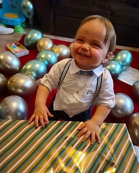 Orion a rejoint le concours — aidez-le/la à gagner de superbes lots ! baby, baby_toddler_clothing, cheek, child, flooring, fun, happy, human_body, joy, leisure, party_supply, pattern, person, plaid, play, sitting, smile, standing, t_shirt, toddler