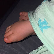 Milann participe au concours pour gagner de l'argent avec cette photo : baby_feet, bed, blanket, child, close_up, comfort, cover, cozy, fabric, foot, infancy, infant, pale_skin, relaxation, resting, skin, sleepwear, soft, textile, toes
