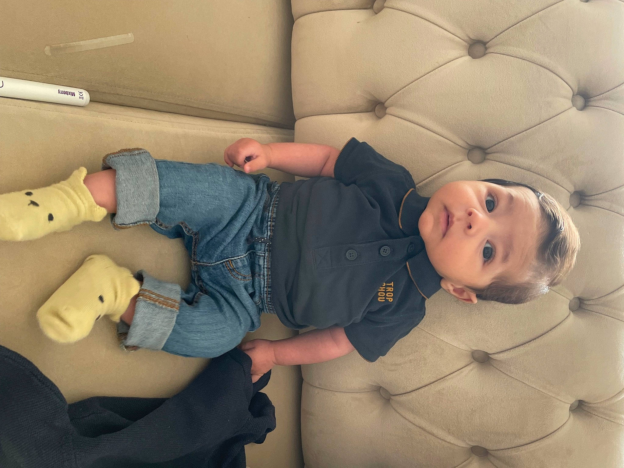 Kenan participe au concours pour gagner de l'argent avec cette photo : arm, auto_part, automotive_design, baby, baby_products, car_seat, child, comfort, couch, fun, human_leg, joint, knee, leg, person, room, sitting, t_shirt, thigh, toddler