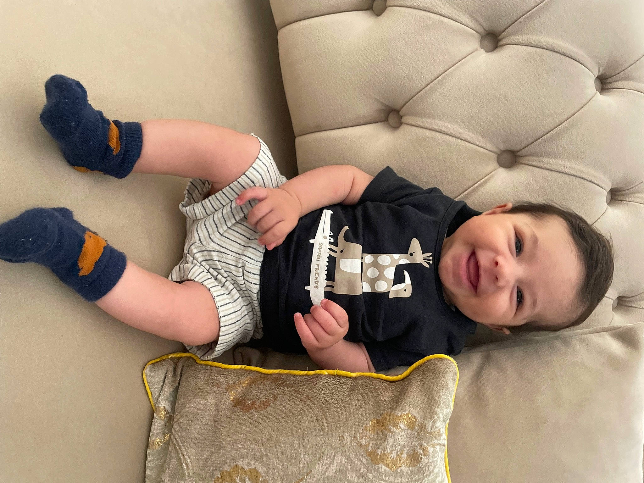 Kenan a rejoint le concours — aidez-le/la à gagner de superbes lots ! arm, black_hair, blond, comfort, couch, elbow, fashion, finger, flash_photography, hairstyle, human_leg, joint, joy, knee, leg, neck, person, shoulder, sleeve, thigh