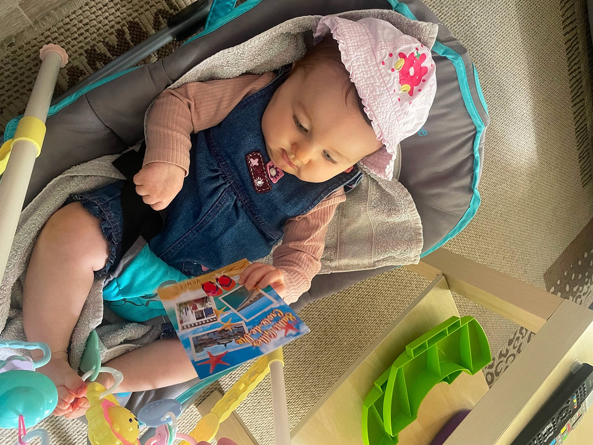 Louna a rejoint le concours — aidez-le/la à gagner de superbes lots ! audio_equipment, baby, baby_carriage, baby_products, baby_safety, baby_toddler_clothing, bag, car_seat, child, comfort, design, fun, headwear, lap, office_equipment, office_supplies, pattern, person, product, room