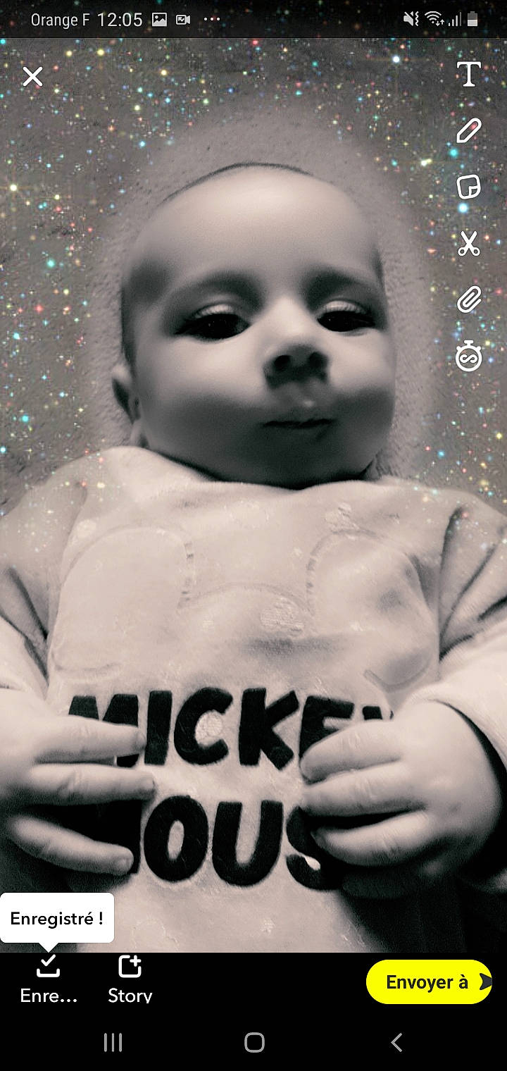 Mylhan a rejoint le concours — aidez-le/la à gagner de superbes lots ! baby, baby_toddler_clothing, cheek, child, curious, eyelash, finger, hand, iris, lip, long_sleeved_t_shirt, person, photo_caption, portrait, portrait_photography, space, toddler