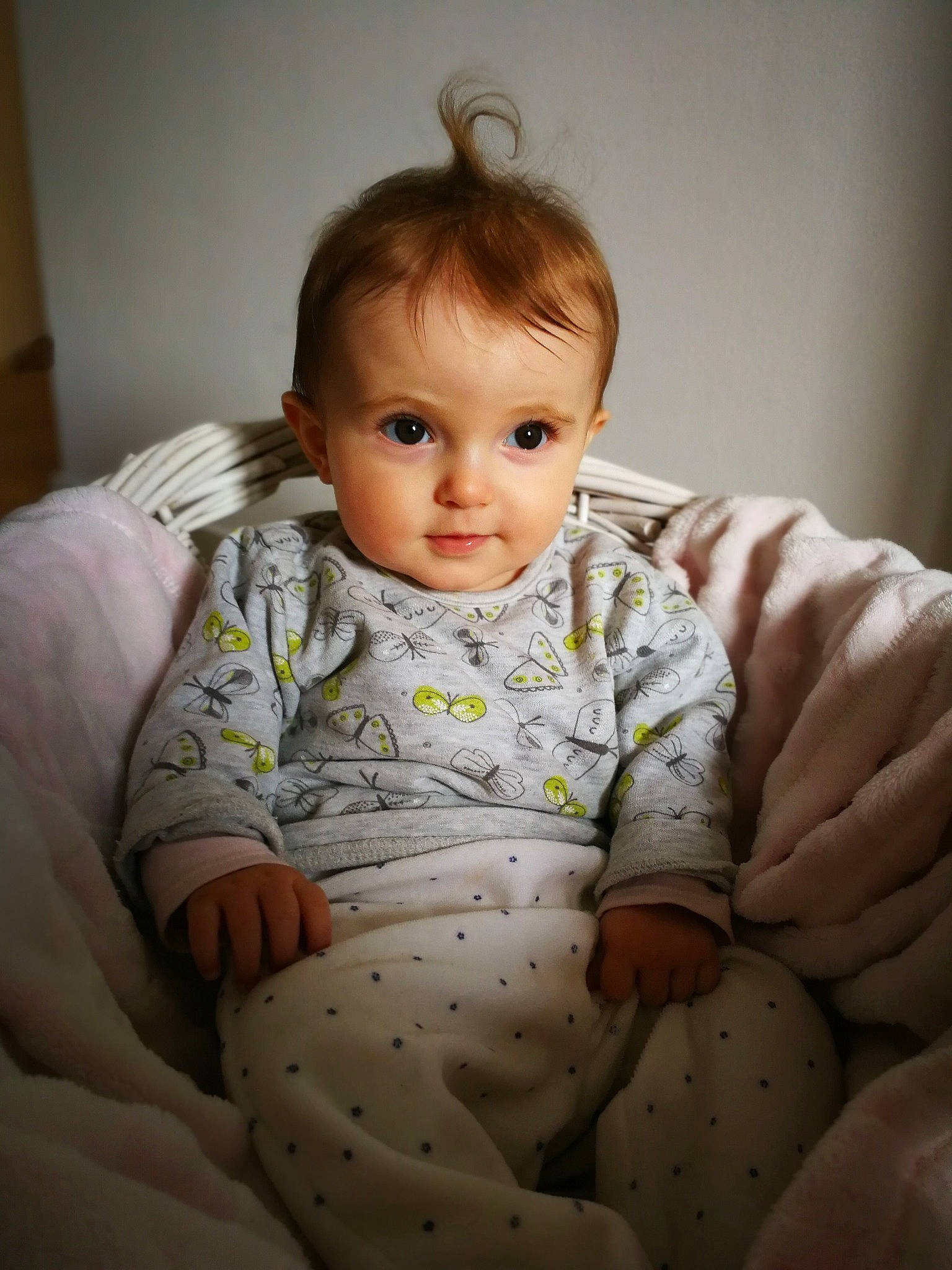 Lily participe au concours pour gagner de l'argent avec cette photo : arm, baby, baby_toddler_clothing, cheek, child, comfort, eye, facial_expression, finger, flash_photography, hair, hand, iris, lip, mouth, nose, person, skin, sleeve, standing