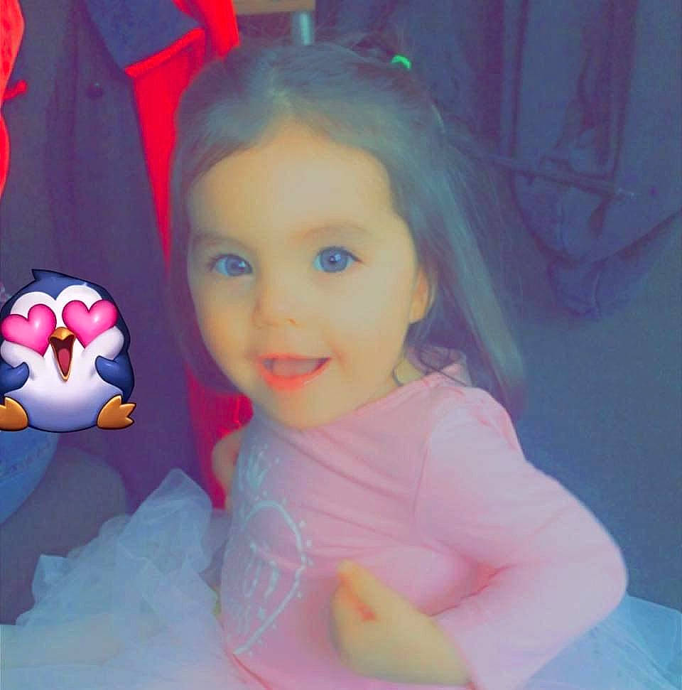 Julia a rejoint le concours — aidez-le/la à gagner de superbes lots ! carmine, child, electric_blue, event, eye, facial_expression, fun, happy, human_body, iris, joy, magenta, organ, person, pink, plant, play, room, sitting, smile