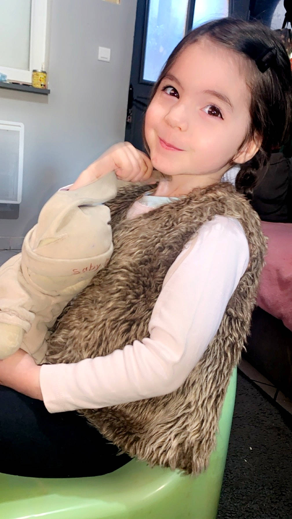 Julia a rejoint le concours — aidez-le/la à gagner de superbes lots ! black_hair, chair, comfort, ear, elbow, eye, eyelash, face, fawn, fur, fur_clothing, gesture, happy, iris, joint, joy, long_hair, neck, person, skin