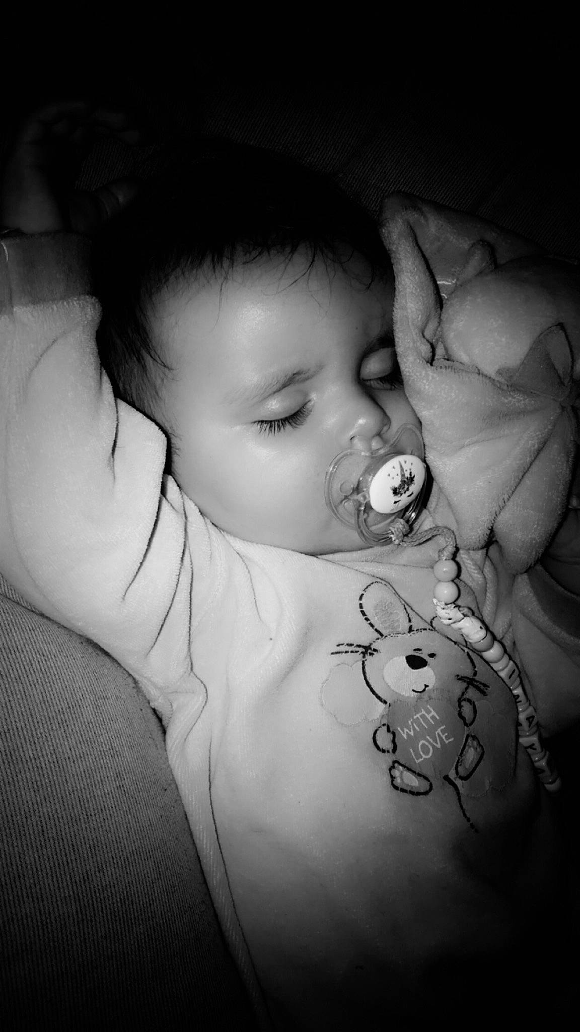 Inaya participe au concours pour gagner de l'argent avec cette photo : baby, bedtime, black, black_and_white, cheek, child, hand, joy, lip, monochrome, monochrome_photography, mother, nose, person, photograph, photography, portrait_photography, skin, style, toddler