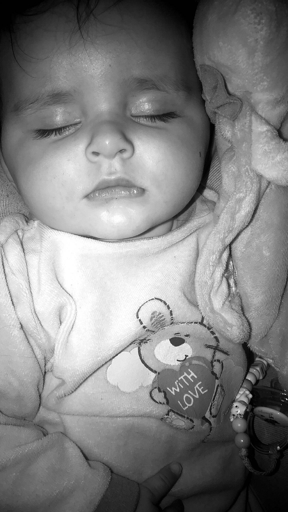 Inaya a rejoint le concours — aidez-le/la à gagner de superbes lots ! baby, black_and_white, cheek, child, eye, face, head, lip, monochrome, monochrome_photography, mouth, nose, person, photograph, photography, skin, smile, stock_photography, style, toddler