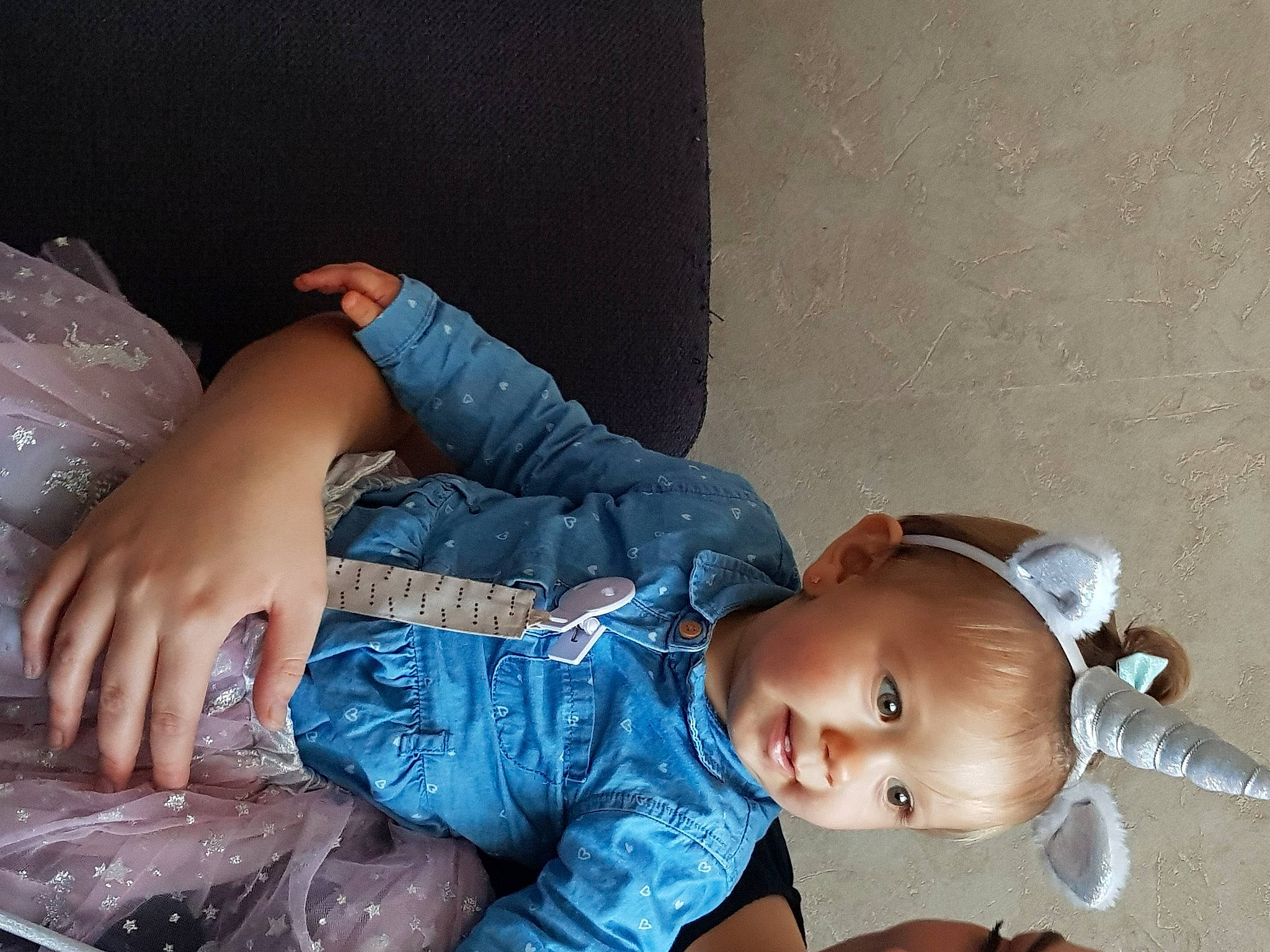 Naëlle participe au concours pour gagner de l'argent avec cette photo : baby, child, hand, leg, person, toddler