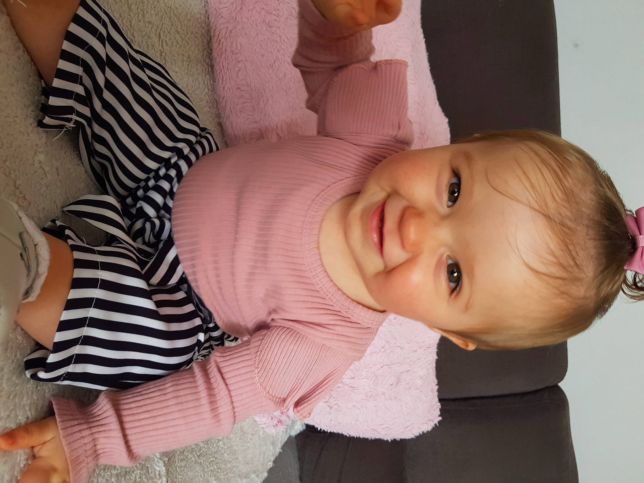 Naëlle participe au concours pour gagner de l'argent avec cette photo : arm, baby, beauty, cheek, child, ear, eye, face, forehead, head, human, joint, joy, leg, lip, neck, nose, person, pink, shoulder