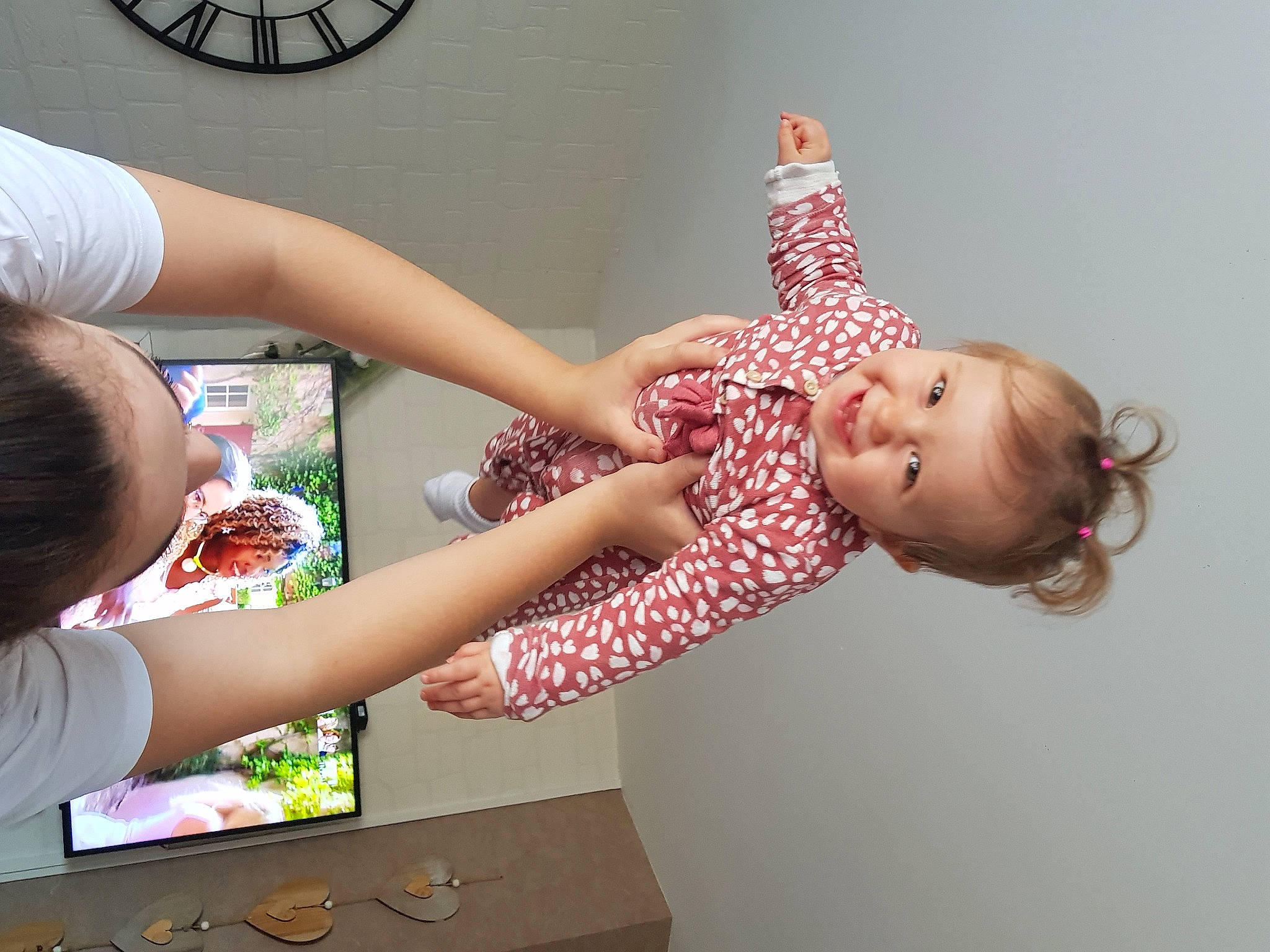 Naëlle a rejoint le concours — aidez-le/la à gagner de superbes lots ! arm, baby, child, ear, finger, gesture, hand, joy, person, play, toddler, wrist