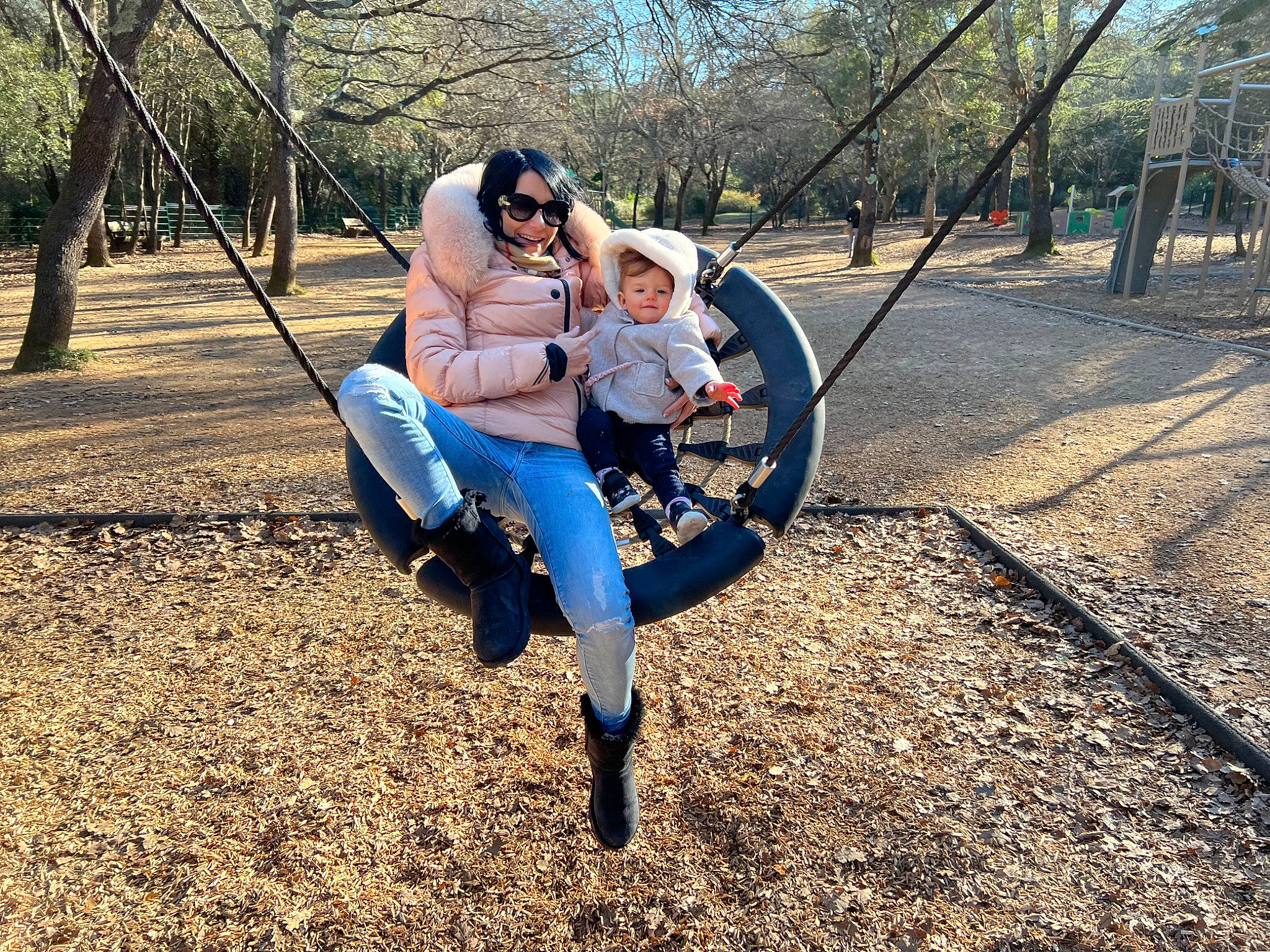 Lena a rejoint le concours — aidez-le/la à gagner de superbes lots ! city, electric_blue, forest, fun, grass, happy, joy, landscape, leisure, outdoor_play_equipment, people_in_nature, person, plant, playground, recreation, sitting, soil, swing, toddler, tree