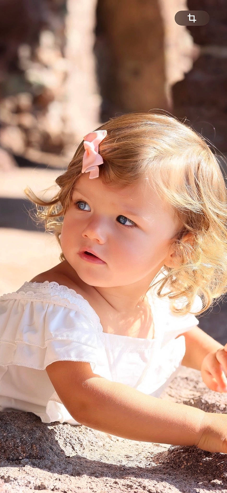 Lena a rejoint le concours — aidez-le/la à gagner de superbes lots ! baby_toddler_clothing, blond, bridal_accessory, cheek, child, dress, embellishment, eyelash, flash_photography, fun, hair_accessory, happy, headband, headpiece, human_body, iris, jewellery, person, pink, skin